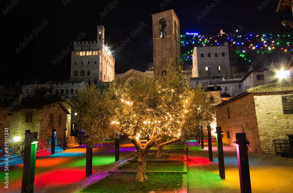 Albero di Natale nel centro storico di Gubbio