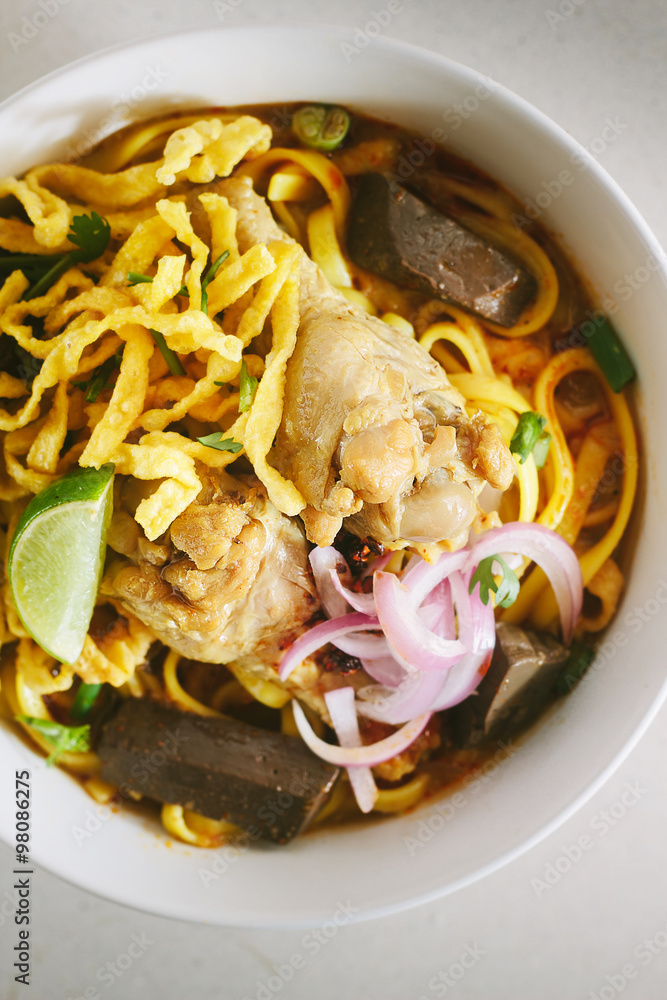 咖喱面汤（Khao soi）配椰奶，泰国北部美食，浅景深，聚焦