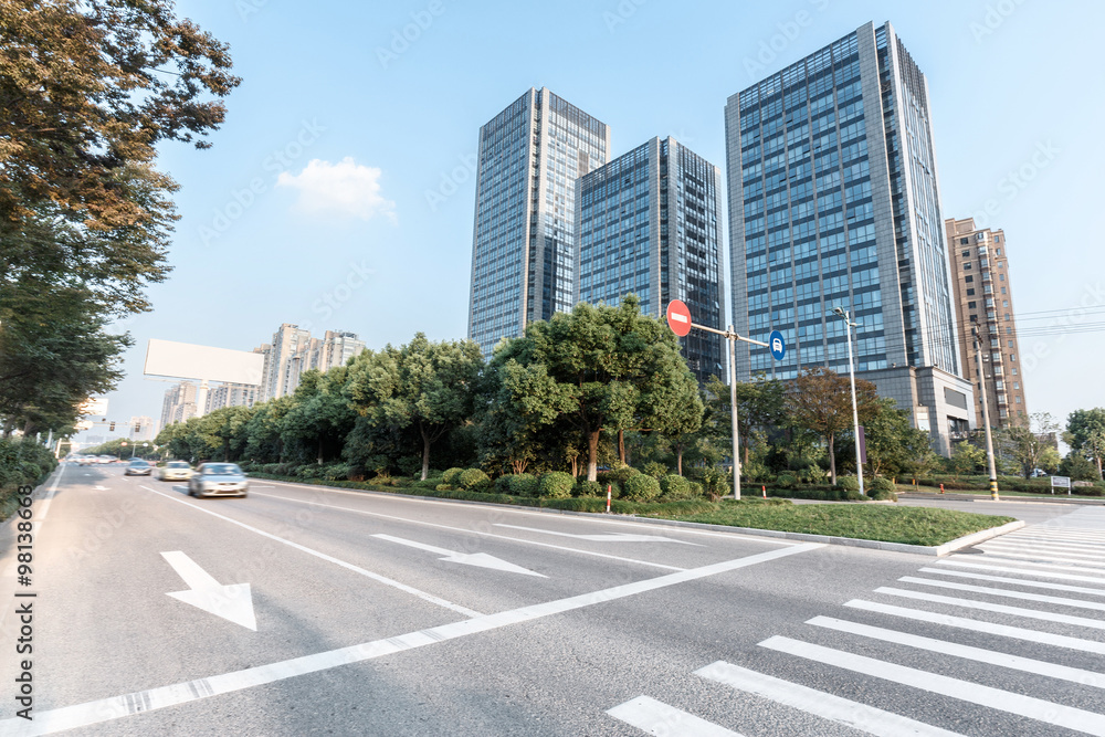 阳光天际线与穿过城市建筑的城市道路交通