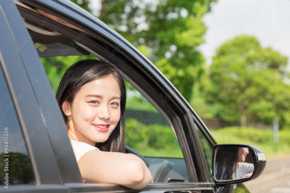 女性と自動車