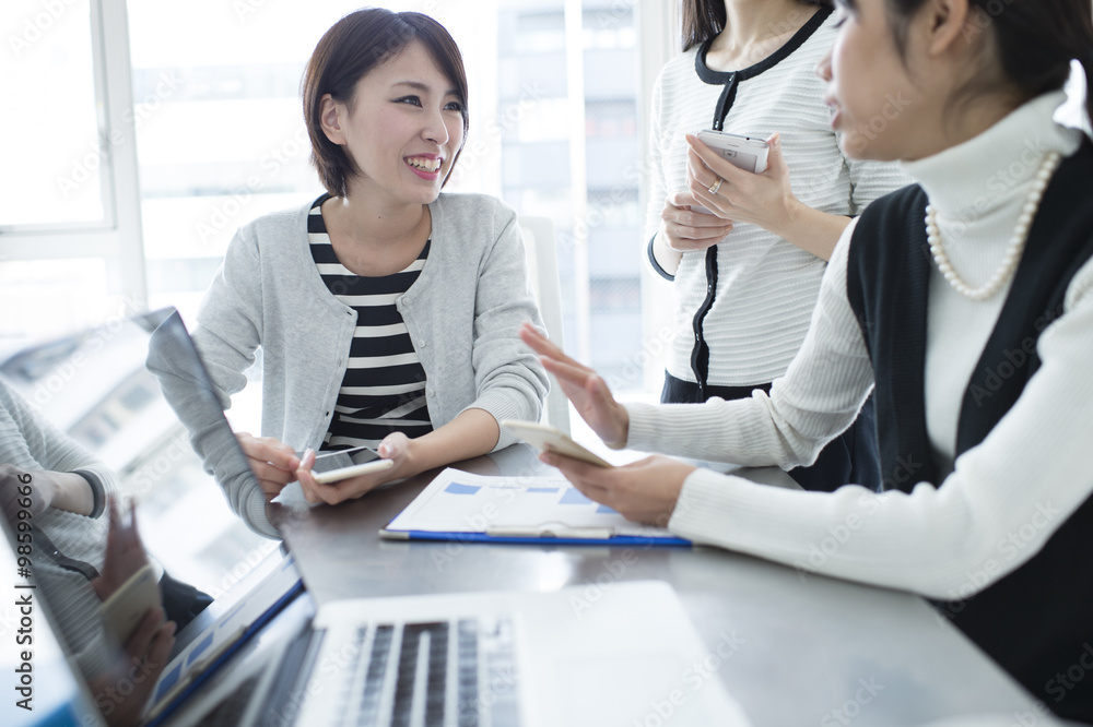 三个女人在办公室里聊天