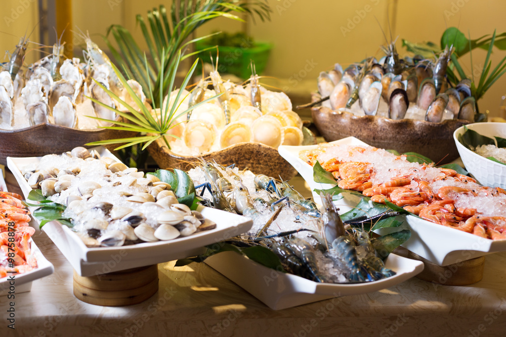 烹饪室餐桌上的新鲜海鲜