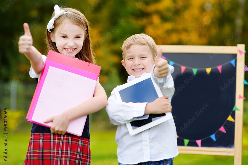 两个可爱的小学生要回学校了