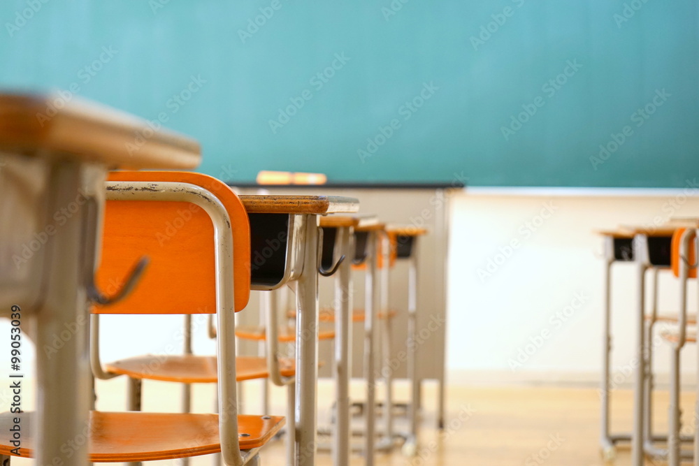 School classroom in Japan / 学校の明るい教室と黒板（中学校・高校）