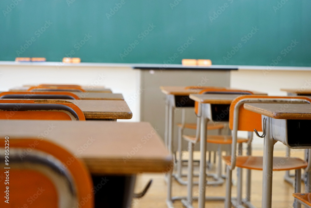 School classroom in Japan / 学校の明るい教室と黒板（中学校・高校）