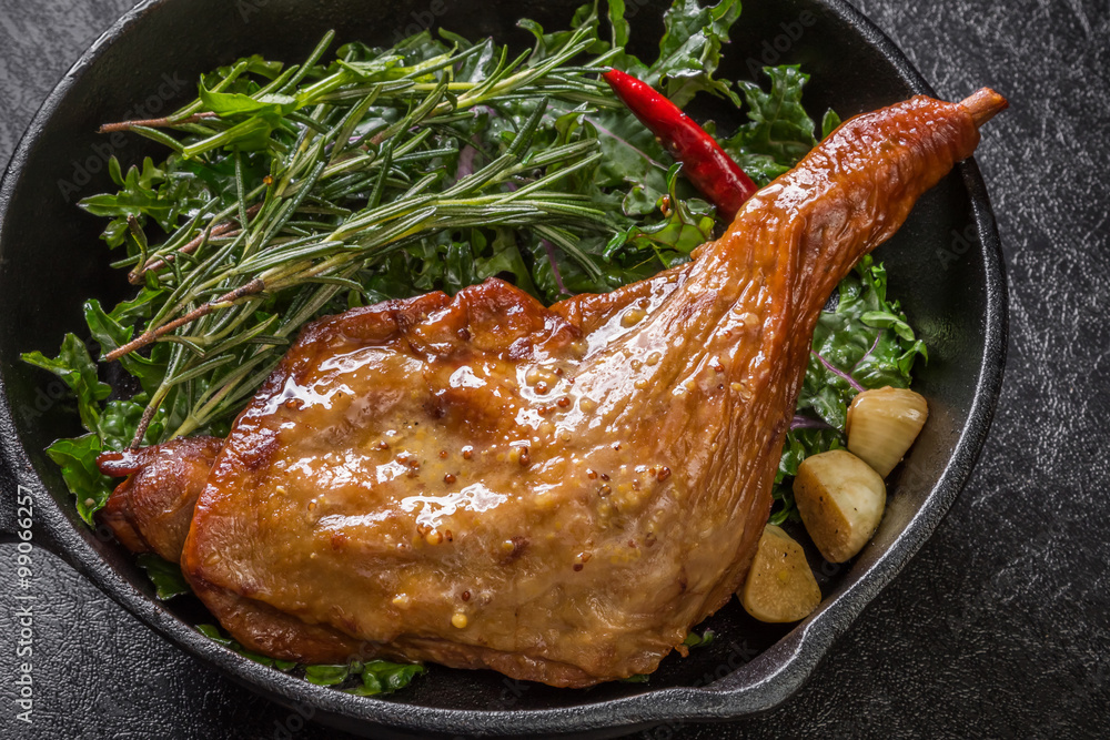 チキンの香草(ローズマリー)焼 iron pan and herb roasted chicken