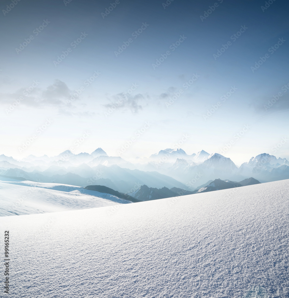 清晨的高山。美丽的自然景观