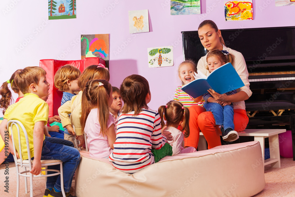 Nurse in kindergarten read book to the class