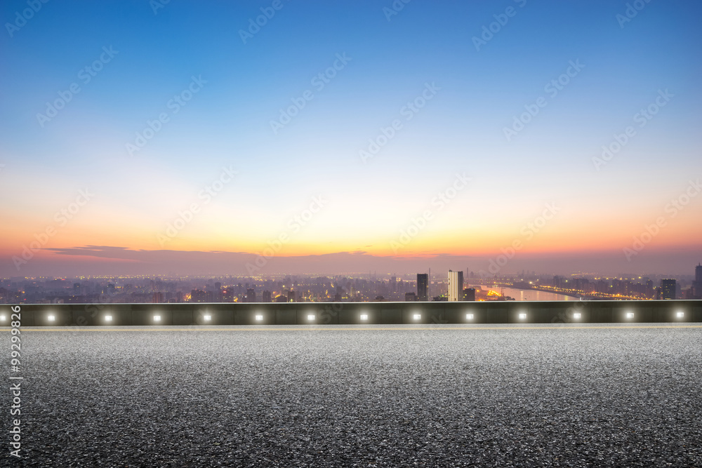 日出时城市景观前的空楼层