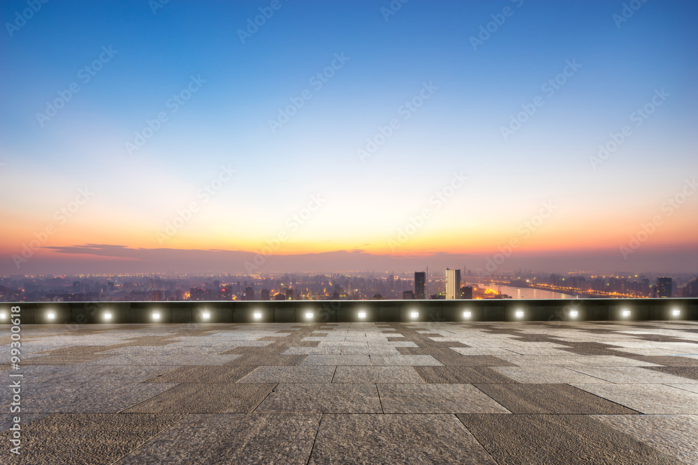 日出时城市景观前的空楼层