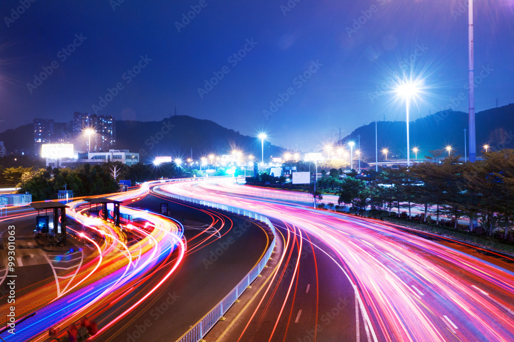 夜间城市道路和城市景观交通