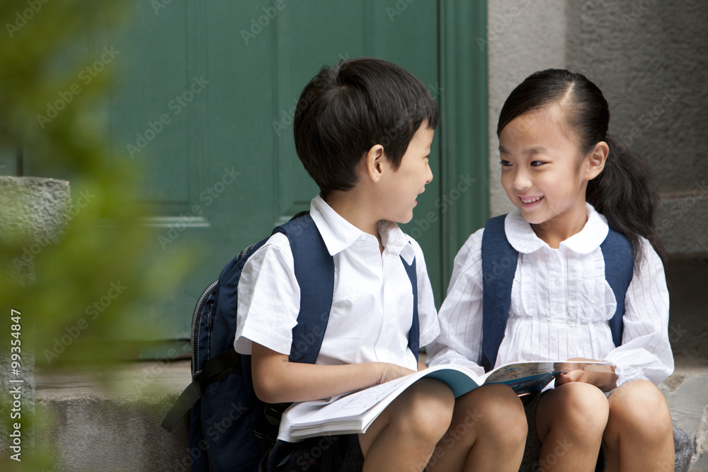 两名在校儿童在外学习