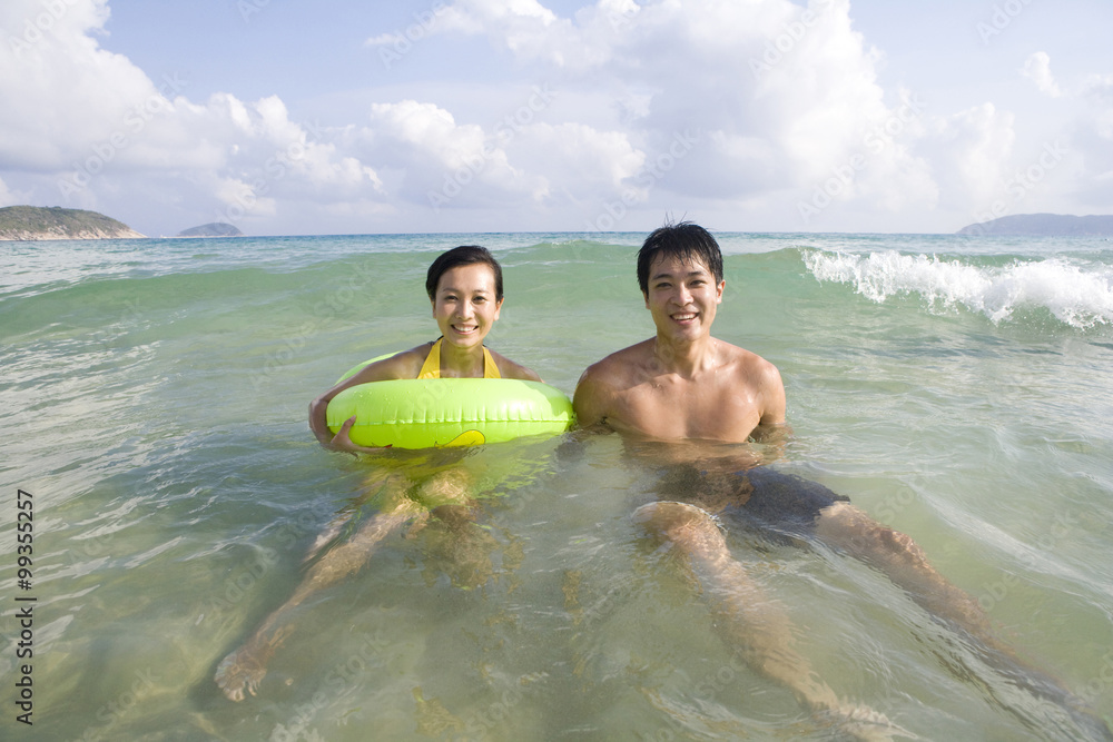 海滩上的年轻情侣