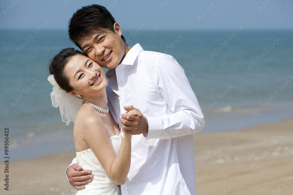 海滩上的新婚夫妇