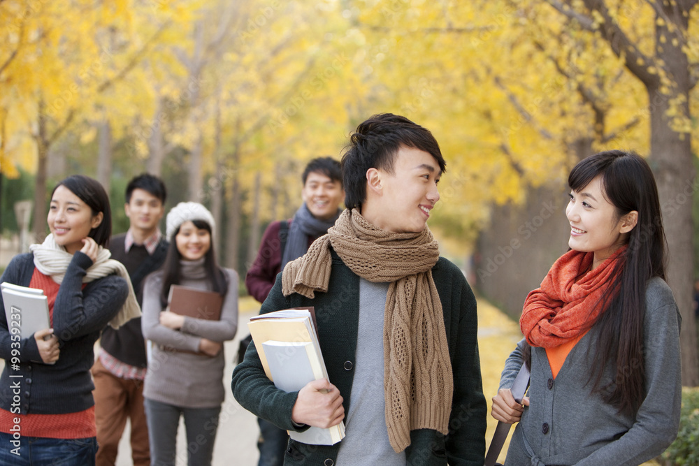 秋季校园里的大学生