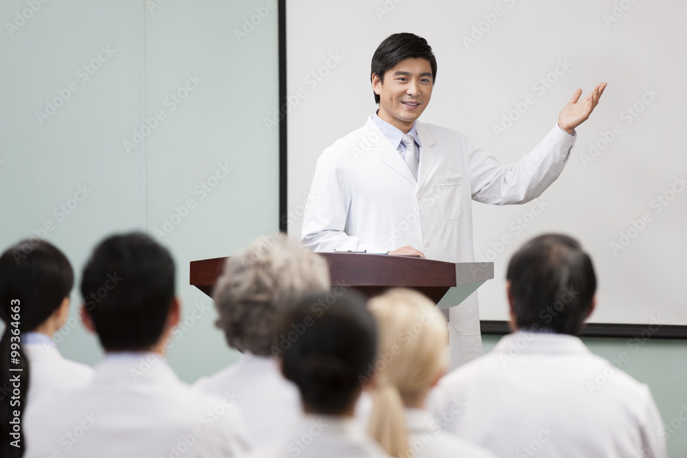 男医生在董事会发表演讲