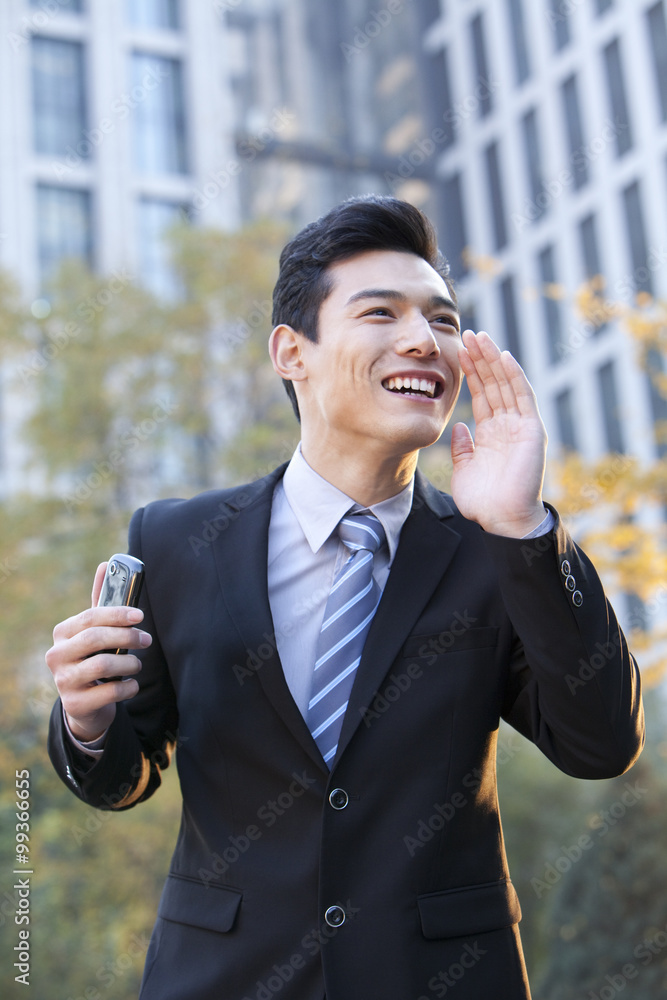 商人在外面给人打电话