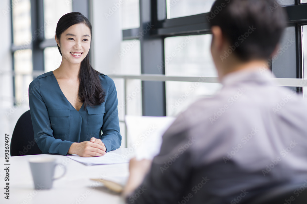 年轻女性求职面试