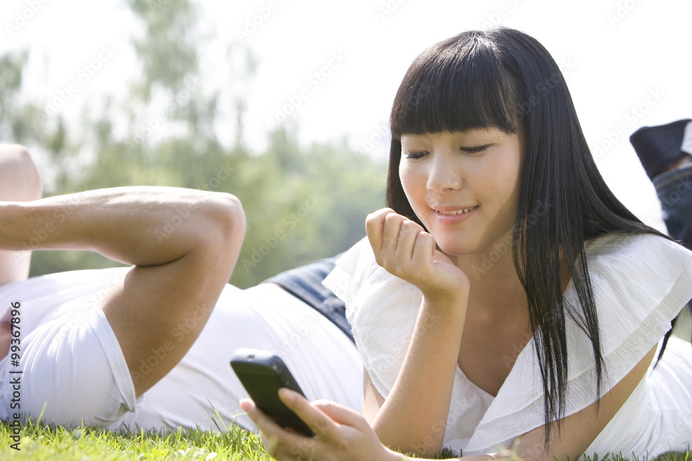 年轻女子在户外使用手机