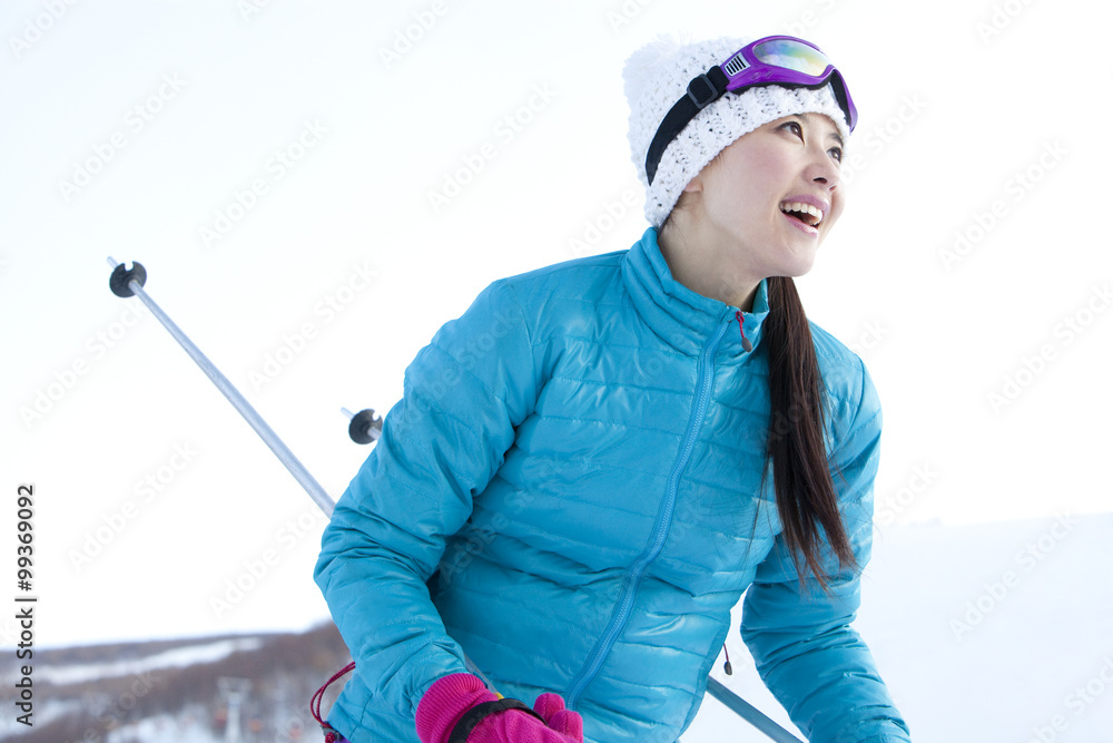 滑雪场的年轻女子