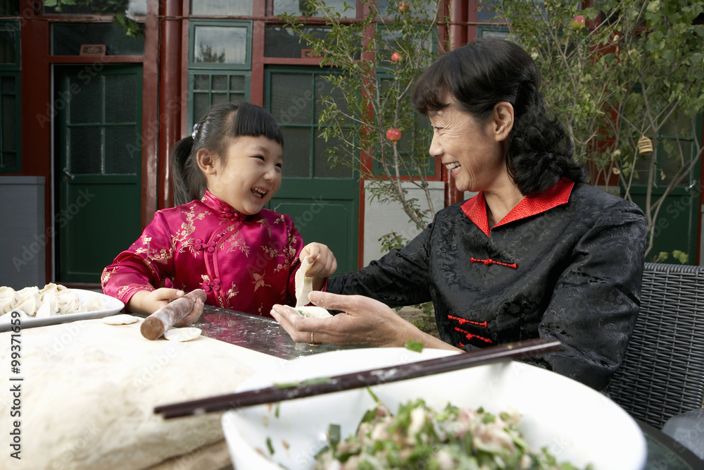 母女在院子里做饺子