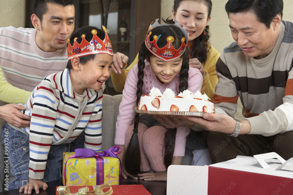 家庭庆祝女孩生日