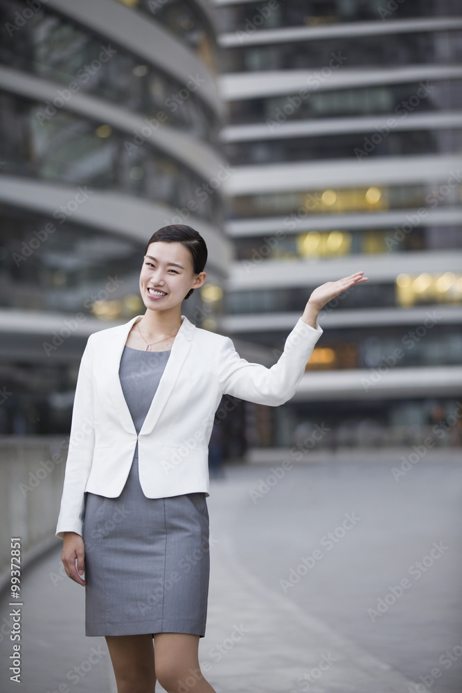 女商人做欢迎手势