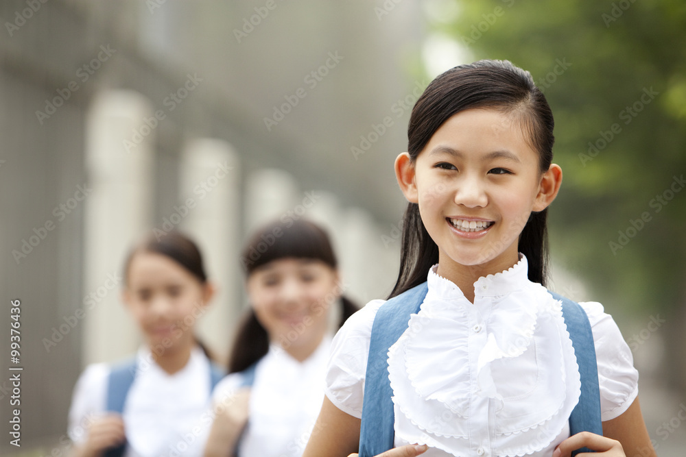 穿着制服的可爱女学生和她的朋友在后台