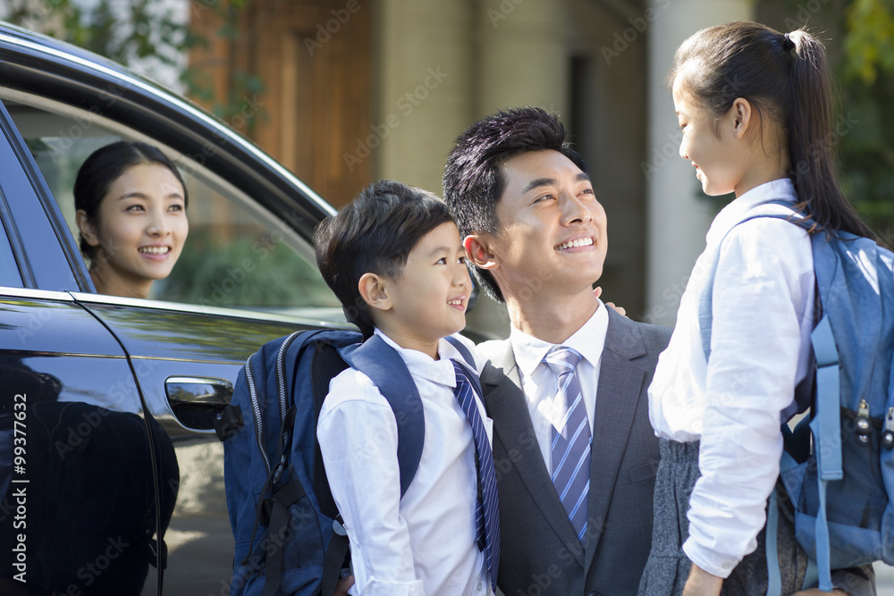 年轻夫妇送孩子上学