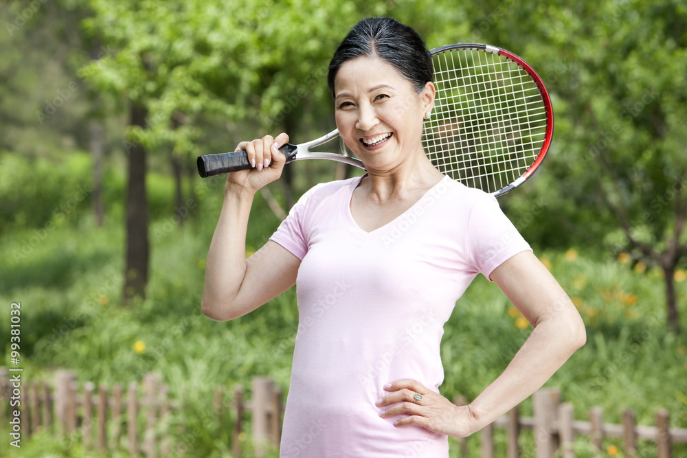 老年妇女在公园打网球