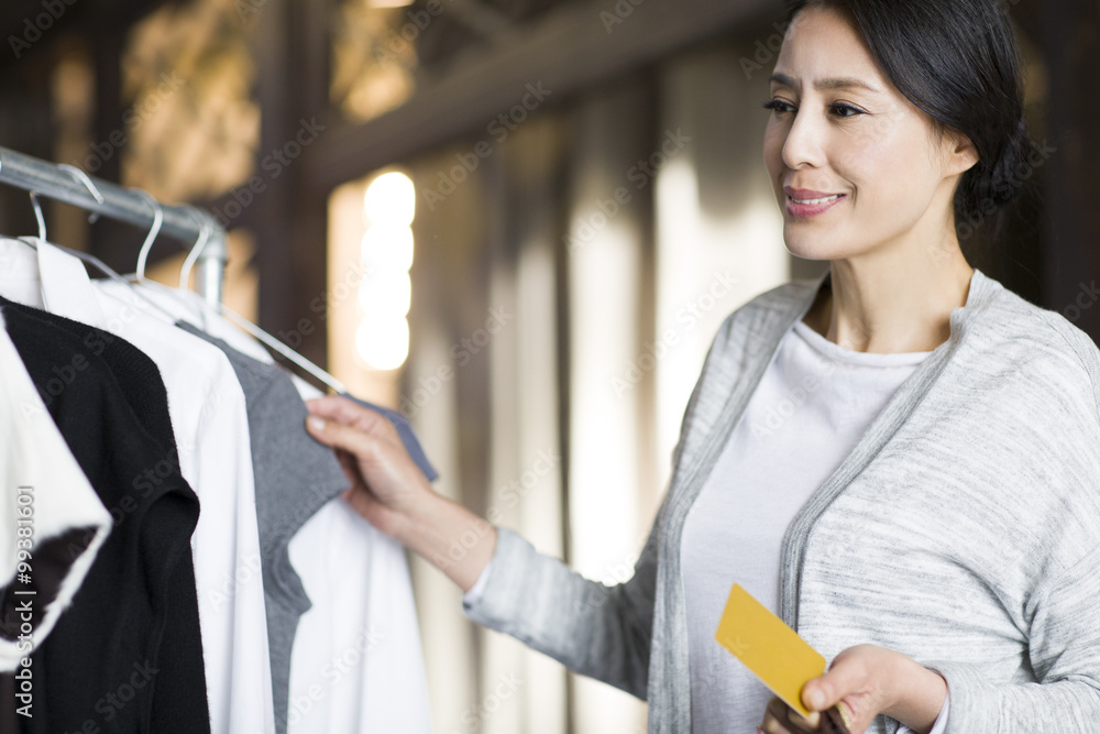 服装店里有信用卡的成熟女人