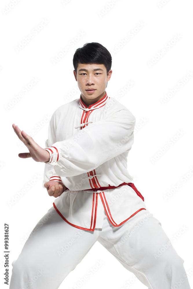 中国传统服装男子打太极拳