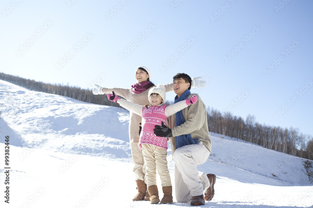 一家人在雪地里玩得很开心