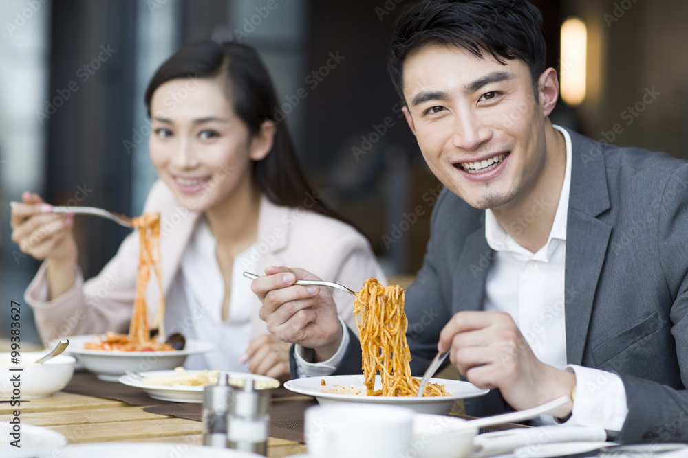 年轻情侣在餐厅用餐