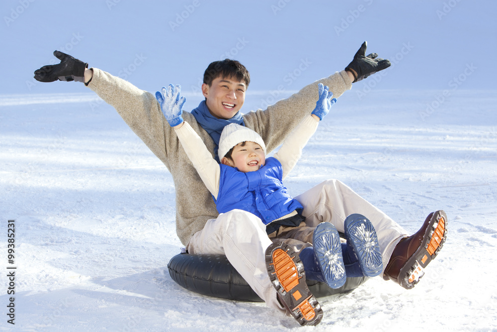 父亲在雪地里和儿子玩耍