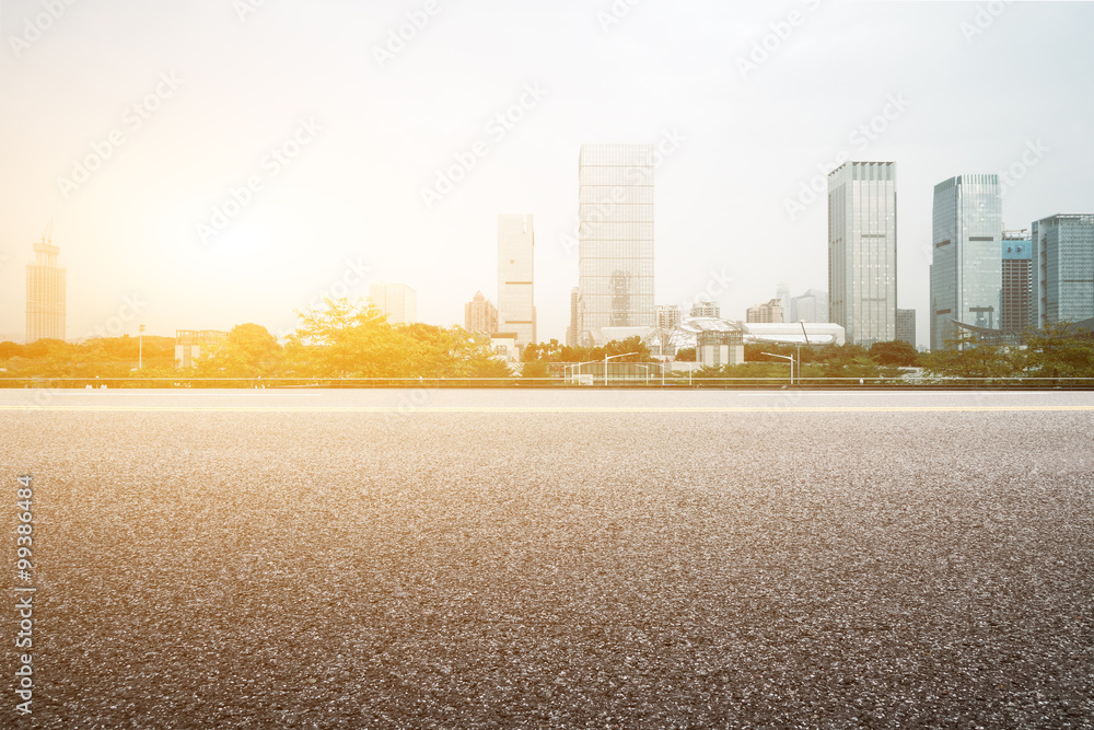 日出时以现代城市景观为背景的空地板