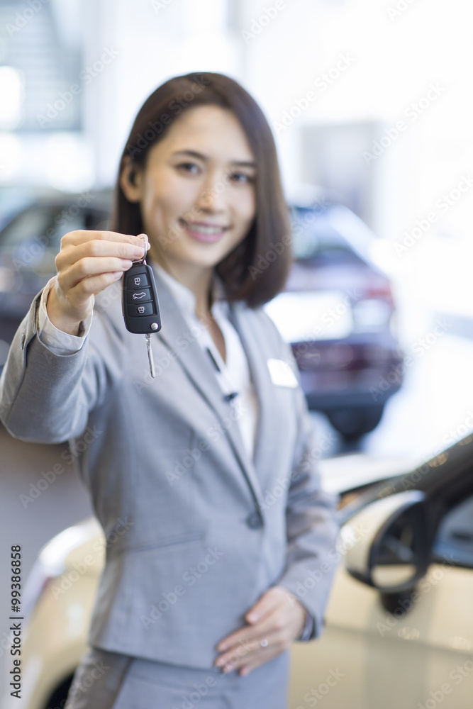 女售货员展示车钥匙