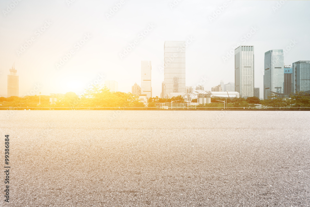 日出时以现代城市景观为背景的空楼层