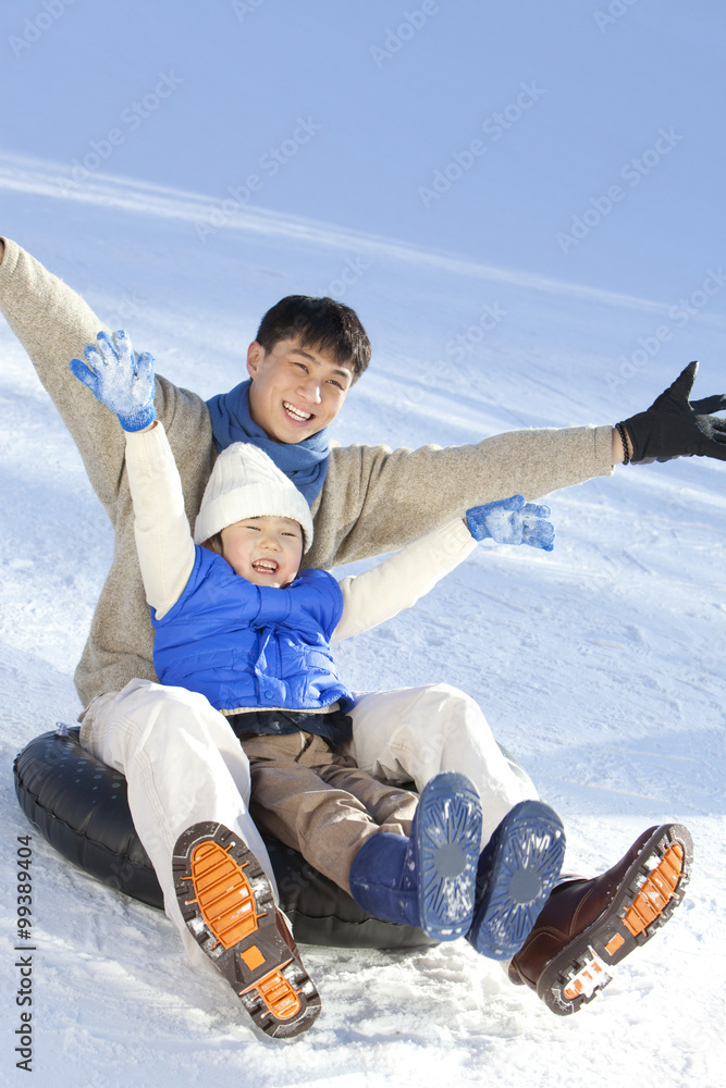 父亲在雪地里和儿子玩耍