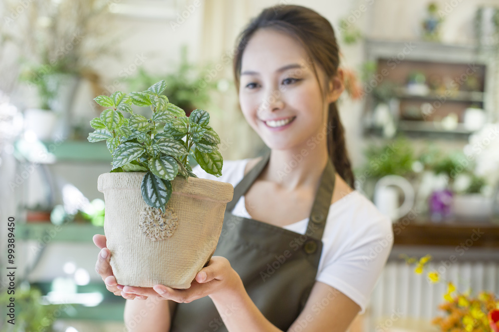 在店里工作的女花匠