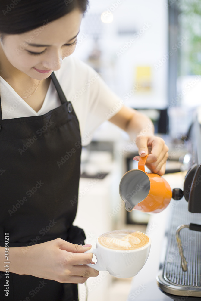 咖啡师制作卡布奇诺