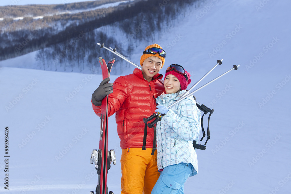 滑雪场的年轻情侣