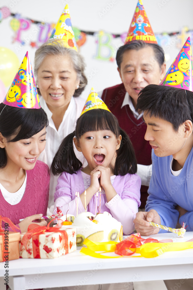 中国年轻女孩与家人共度生日