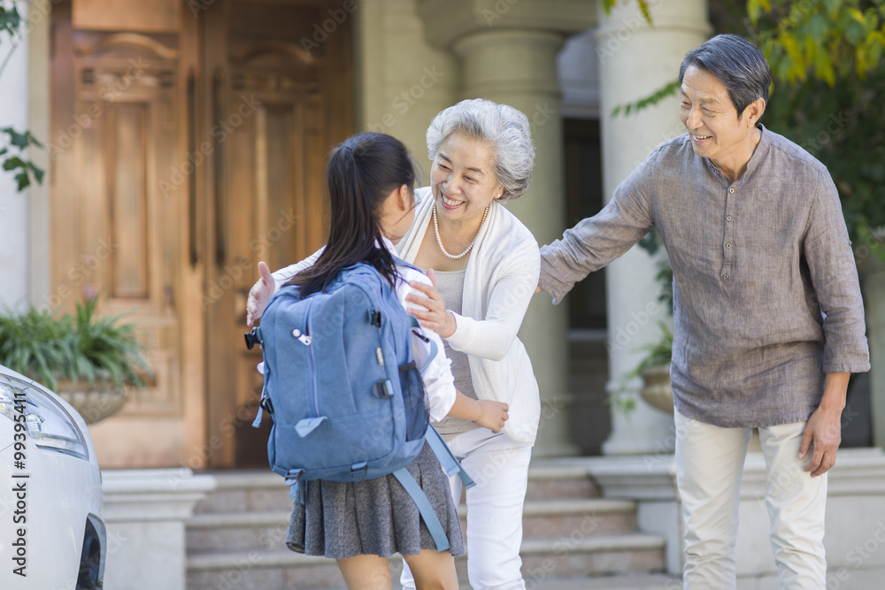 女学生跑进奶奶怀里