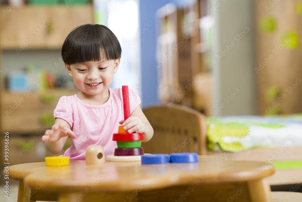 可爱的女孩在家玩玩具