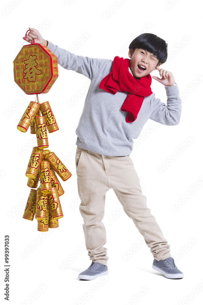 带着鞭炮庆祝中国新年的快乐男孩