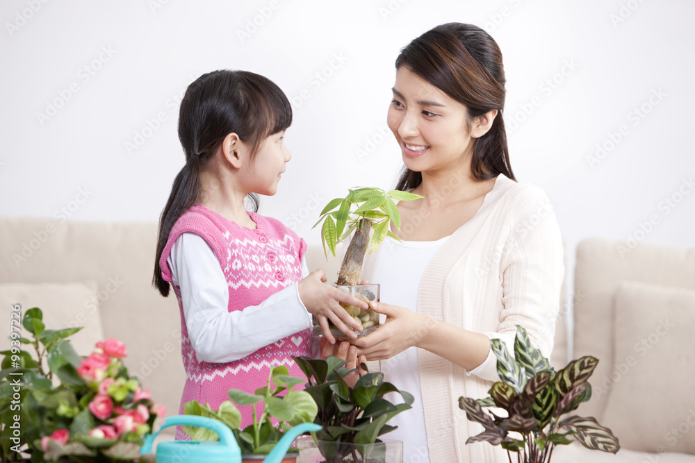 有盆栽的幸福母女