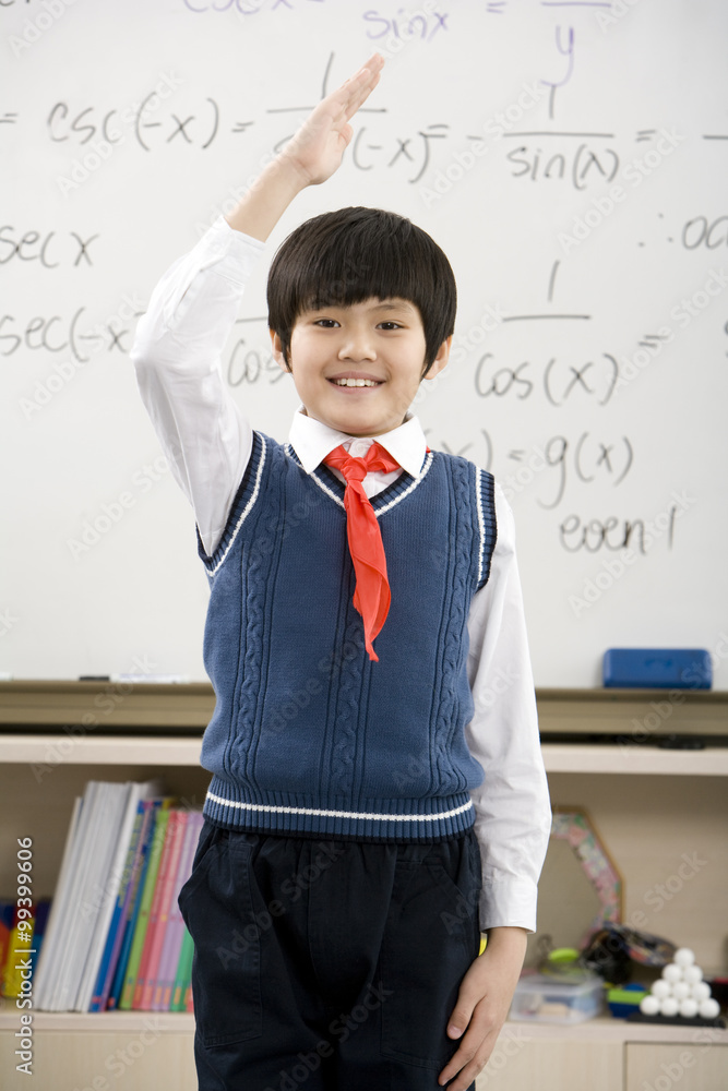 年轻学生在白板前敬礼