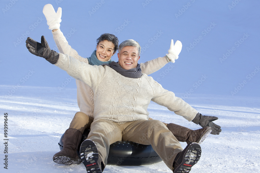 老年夫妇在雪地里玩得很开心