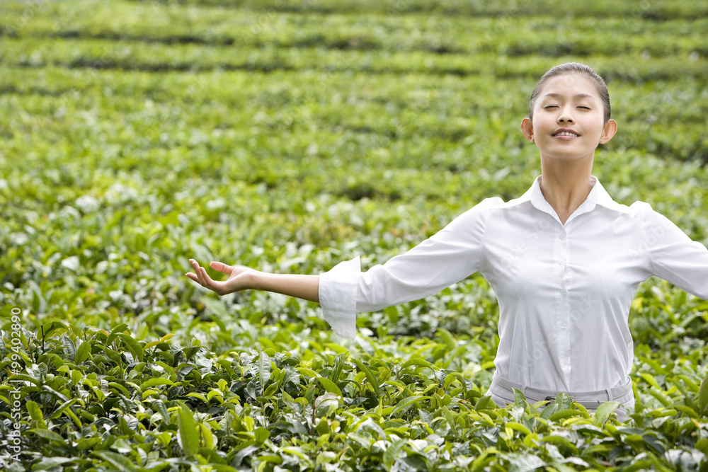 享受茶园的年轻女商人